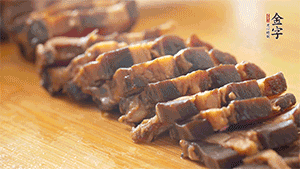 金字醬肉切片。