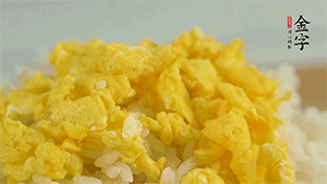 將雞蛋碎、西蘭花碎和放涼的米飯混合，用少許鹽、橄欖油調(diào)味。