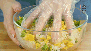 將飯團用手搓捏成圓球狀。