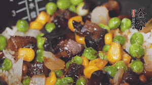 出鍋前加蠔油、生抽調(diào)味，撒點熟白芝麻即可。