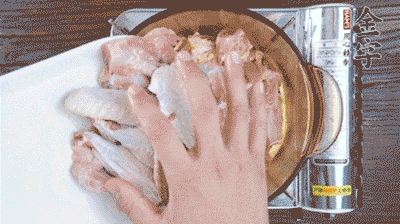 加料酒、蔥姜焯水2分鐘，清洗備用。