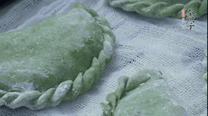 【制作】2.蒸架上墊浸濕的屜布，再放上清明果，大火蒸10~15分鐘，完成，出鍋啦！