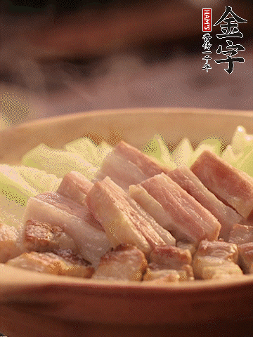 金字淡咸肉切條，焯水備用。