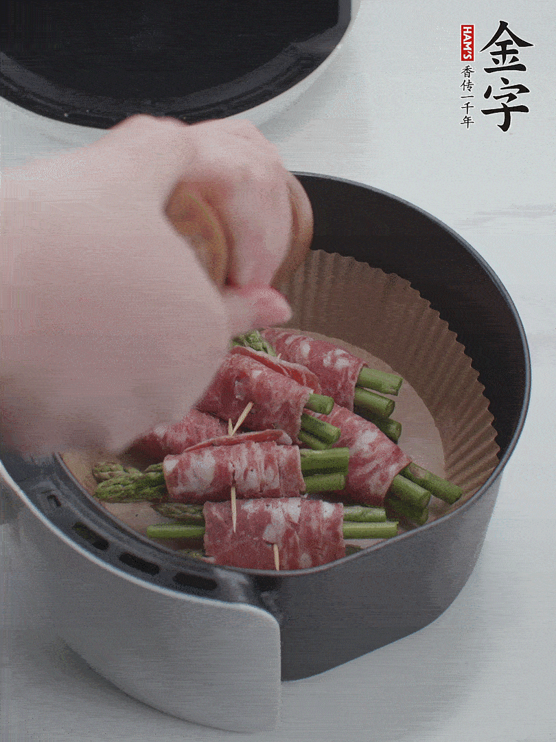 在培根卷上撒點黑胡椒碎。