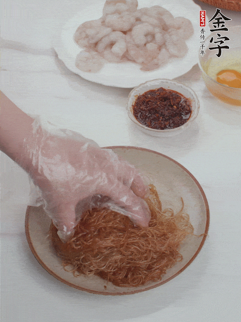 粉絲泡軟后，入沸水煮10秒，撈出后加1/2勺老抽、1/2勺食用油挑松。