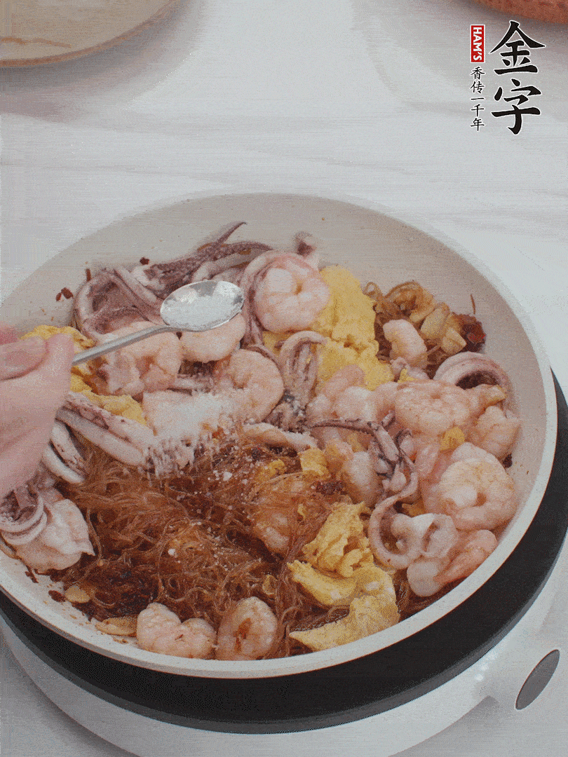 加雞蛋，蝦仁，魷魚混合。