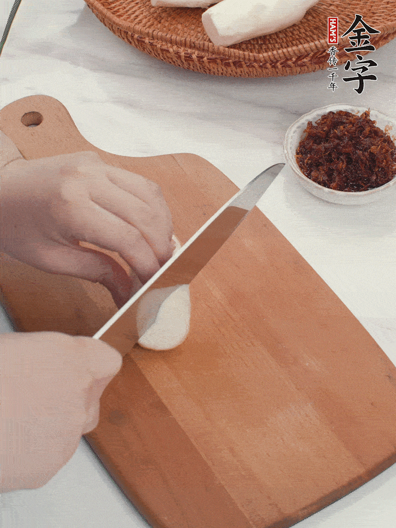 茭白剝殼，洗凈后切滾刀塊。