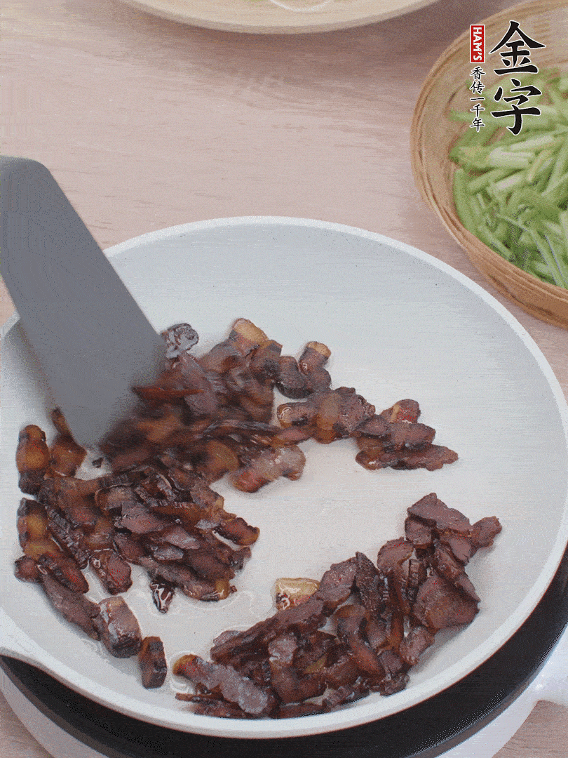 起鍋熱油，煸香醬油肉。