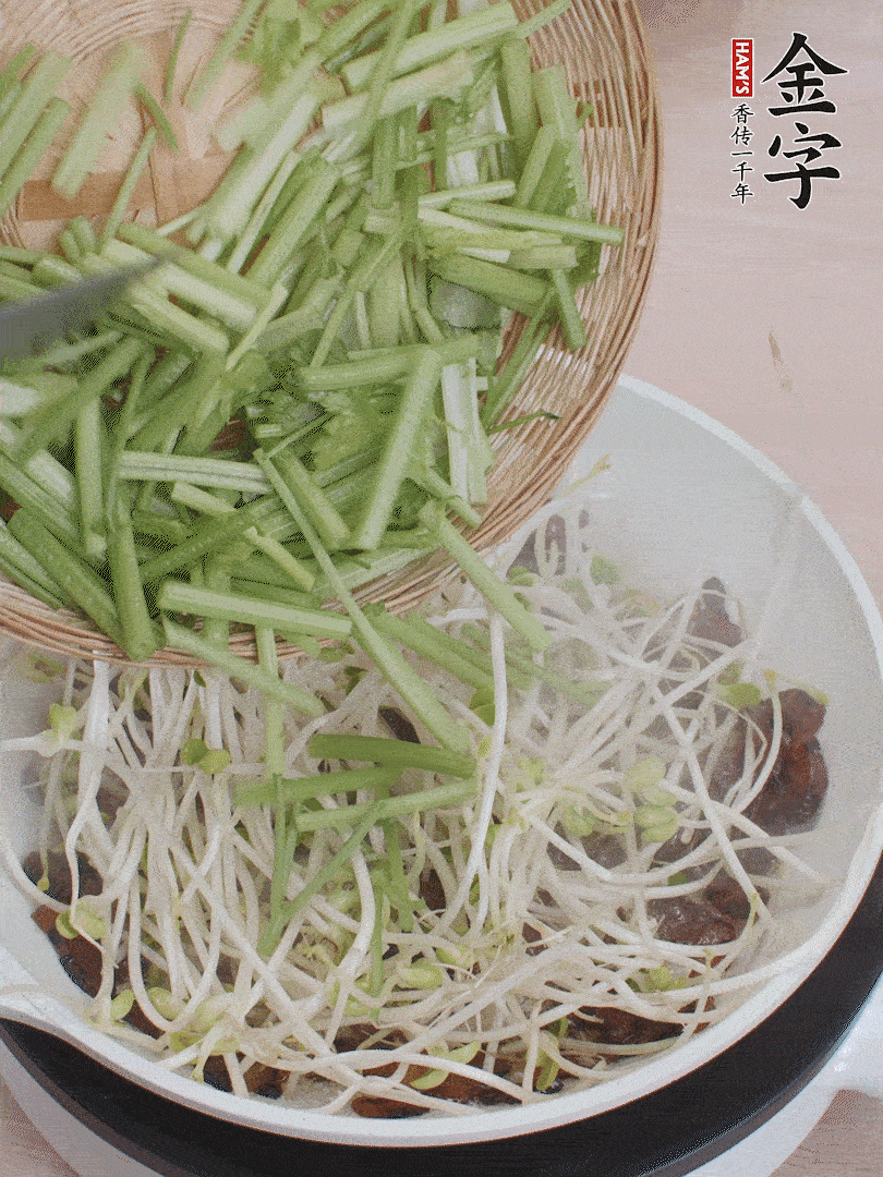 下豆芽、香芹翻炒均勻。