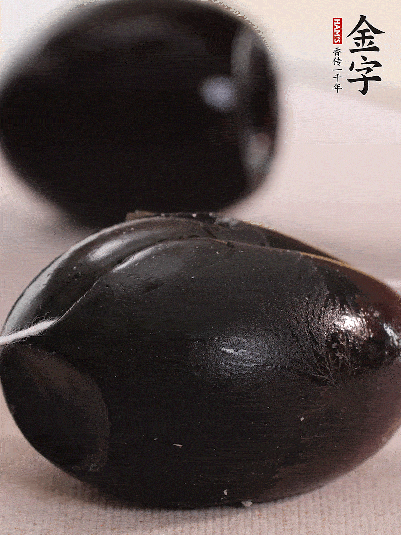 娃娃菜金針菇去跟洗凈，皮蛋改刀。