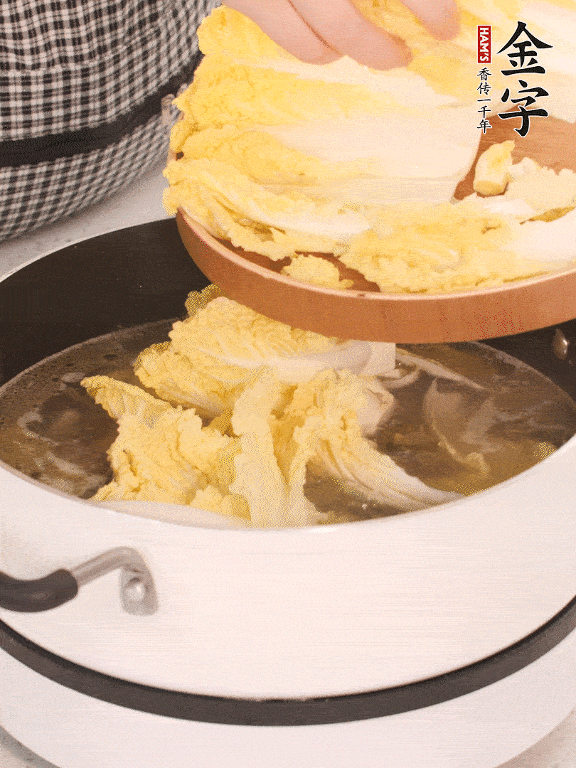 放入娃娃菜、金針菇再燉煮5分鐘。
