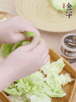 卷心菜掰成小片。