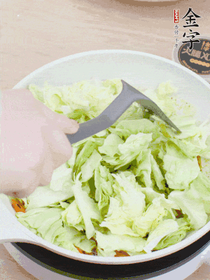 下卷心菜翻炒。
