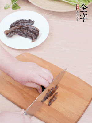 金字醬油肉下鍋煮10分鐘，切薄片。