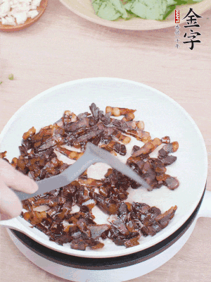 起鍋熱油，煸香醬油肉，撥拉到一邊。