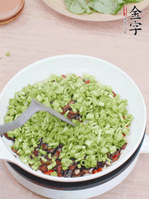 下菜梗翻炒，混合醬油肉。