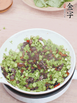 1勺生抽、1勺蠔油、1點(diǎn)點(diǎn)白糖調(diào)味。