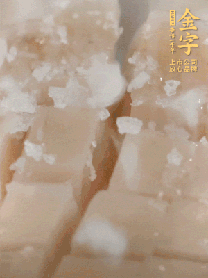 鮑魚(yú)中加點(diǎn)鹽、蠔油抓拌一下。