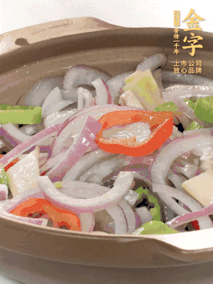 砂鍋底鋪上香菜，放上料頭，再放上焯過(guò)水的鮑魚(yú)殼。