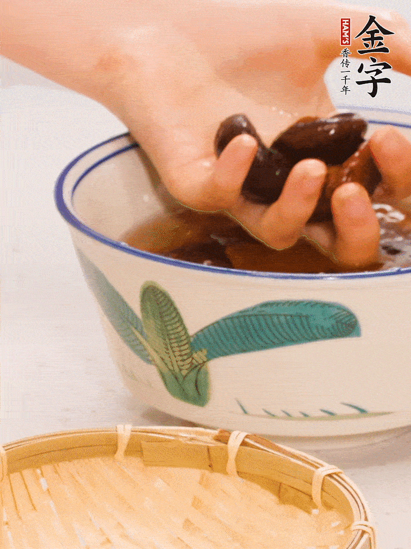 干香菇提前泡發(fā)切片，泡香菇水留著備用。
