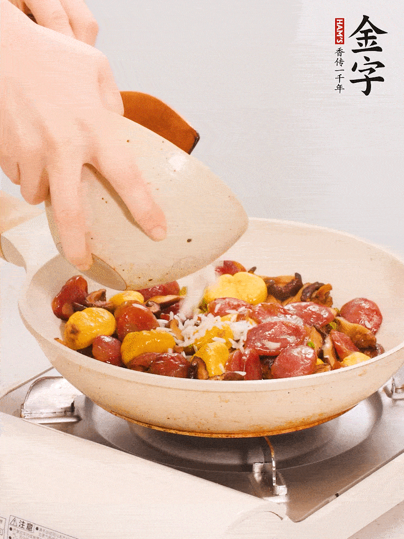 把米淘洗干凈，放入切好的香菇、板栗、毛豆。