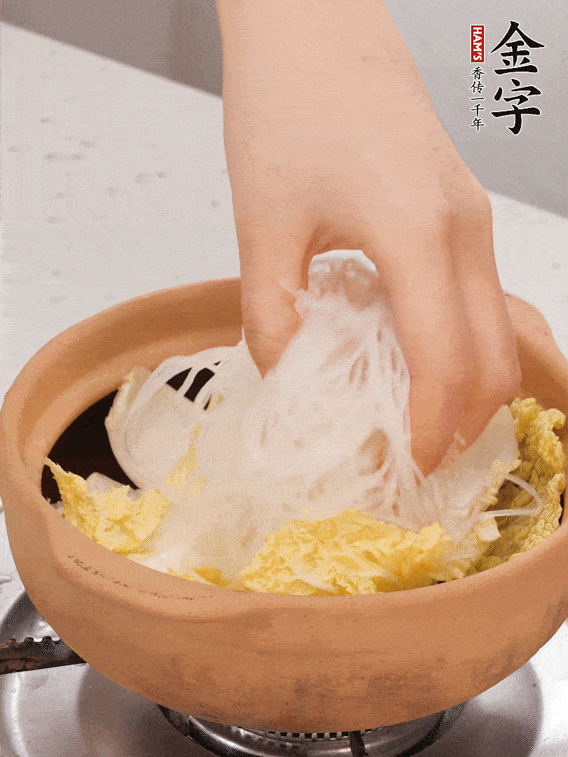 放入提前泡軟的粉絲，蓋上蒜蓉醬汁