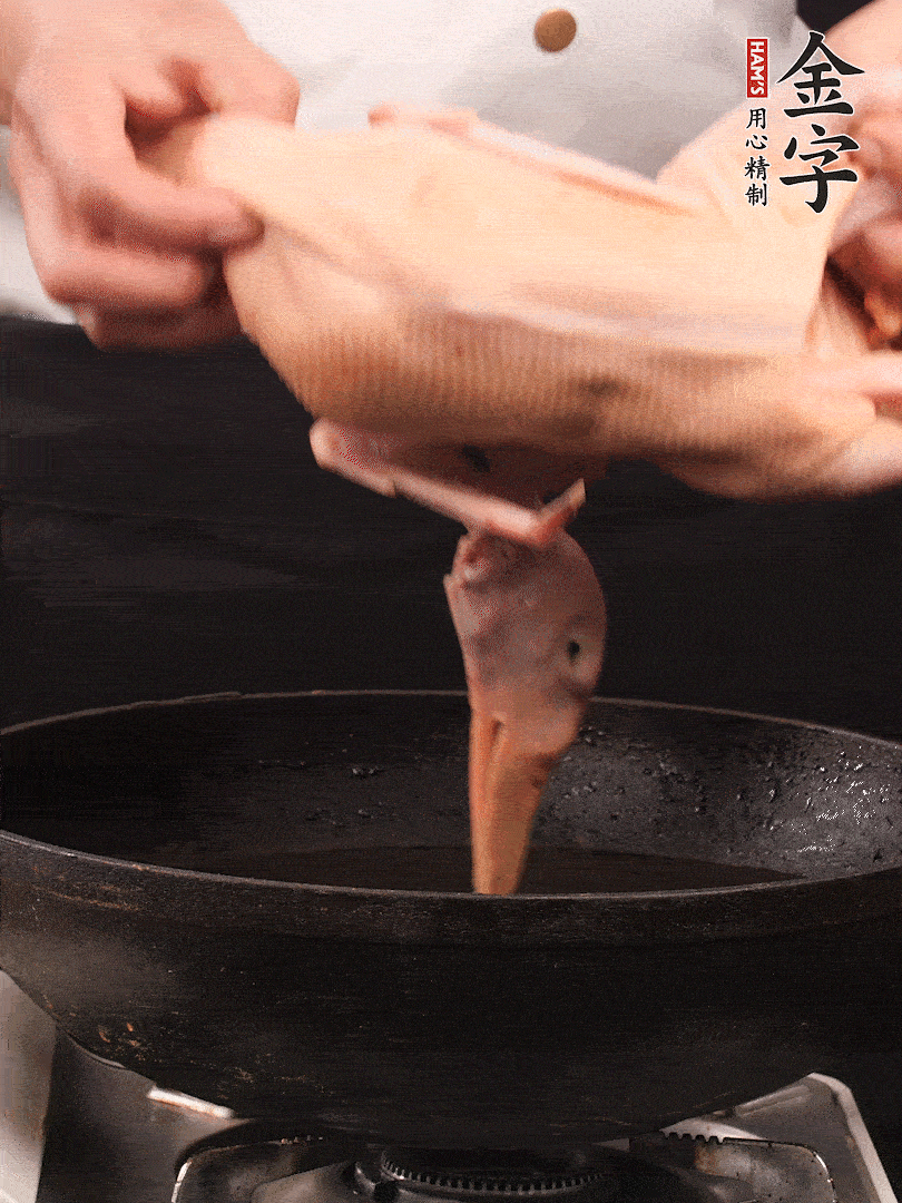 處理干凈的老鴨1只，黃酒小半碗，姜幾片，一起放入冷水，煮沸焯水3分鐘，去除血沫