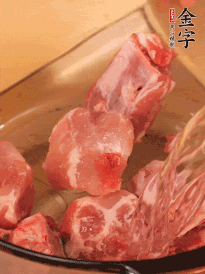 排骨冷水下鍋，加料酒、姜片，煮開綽水