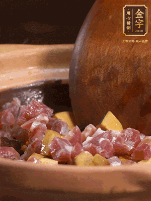 熱油下蒜片，倒入香腸丁、牛肝菌丁翻炒出香味