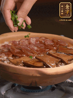 最后鋪上牛肝菌，爭(zhēng)分奪秒地倒上醬汁，撒點(diǎn)小蔥花