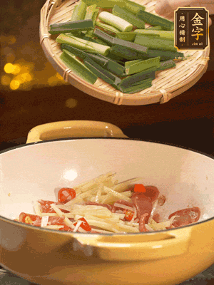 接著放蒜葉，來一點(diǎn)鹽，一點(diǎn)醬油調(diào)味翻勻