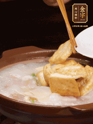 倒入開水大火煮開，轉(zhuǎn)中小火放咸肉，放一點點糖、味精慢燉10分鐘
