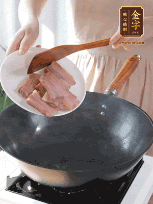 豬油熱鍋，下咸肉煸香，再下蔥姜提鮮