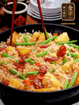 加水，沒過大部分食材。把瀝干水分的米飯均勻地鋪在上面，筷子戳幾個(gè)洞