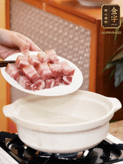 鍋內倒油，下咸肉微微煸炒，再放排骨炒一下