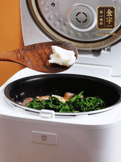 放入電飯鍋、加1勺豬油翻拌均勻