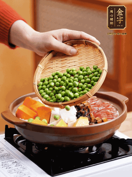 再鋪上臘腸、醬油肉、豌豆，小火煲6分鐘